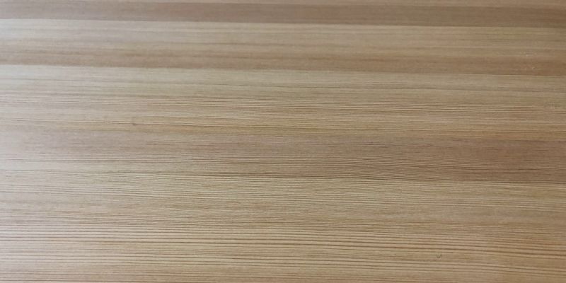 Поверхность изделия из лиственницы