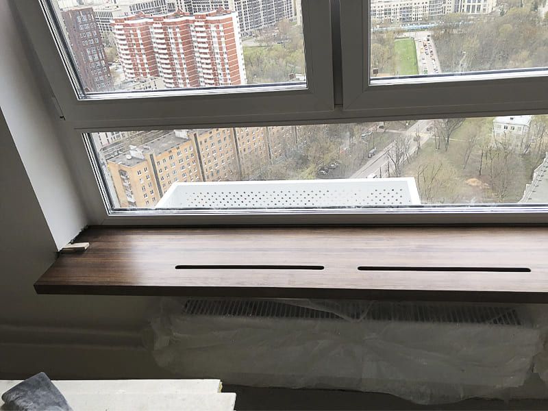 подоконник из лиственницы с конвекционными отверстиями