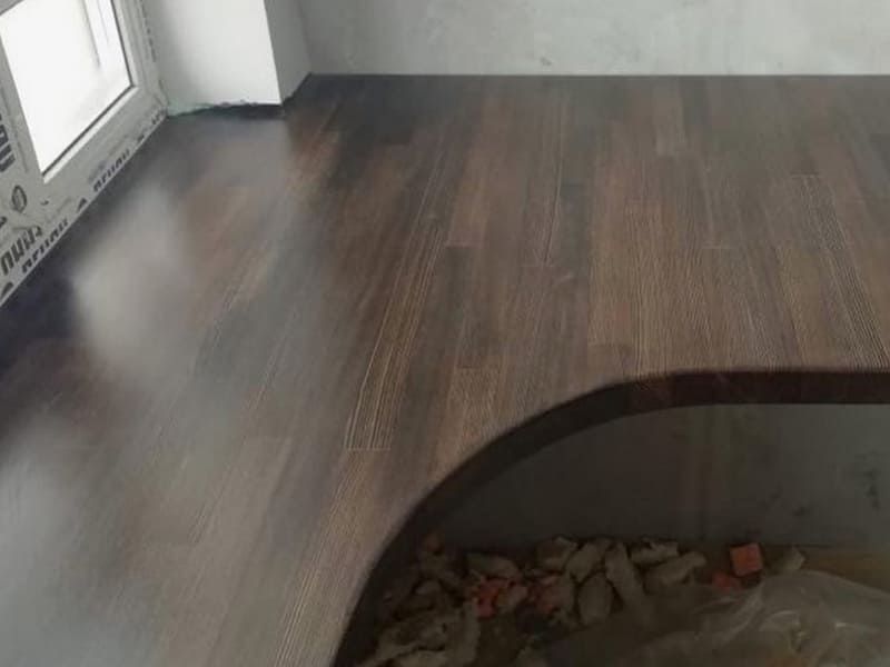 угловой подоконник из лиственницы в квартиру