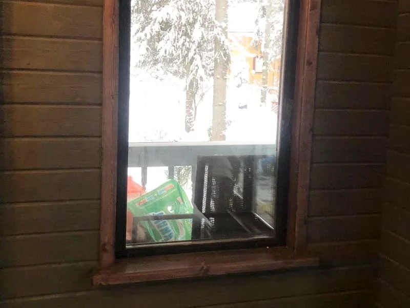 узкий подоконник из сосны