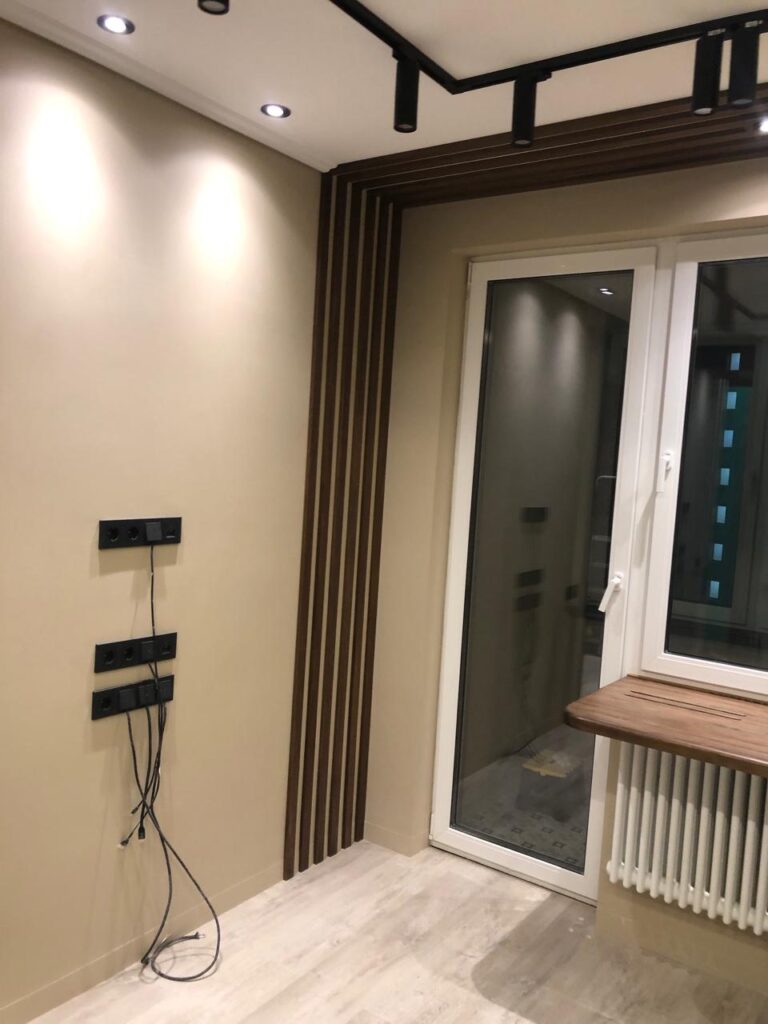 отделка потолка рейками из дерева на заказ